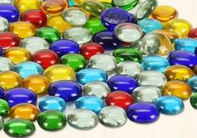  Glassteine als verzierendes Element beim...