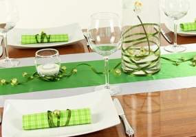 Tischdeko grün weiß Feier