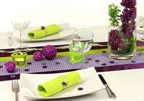 Tischdeko lila grün Feier
