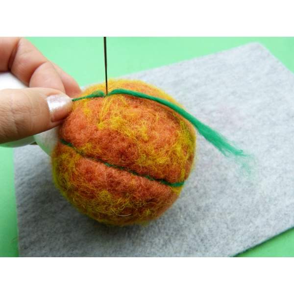 Bastelideen Herbst | Einen Kürbis als Wichtelmännchen basteln. Eine n