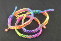 Knüpffaden neon, Regenbogen, 1 Rolle mit 18 m, 1,7mm starke Flechtschnur